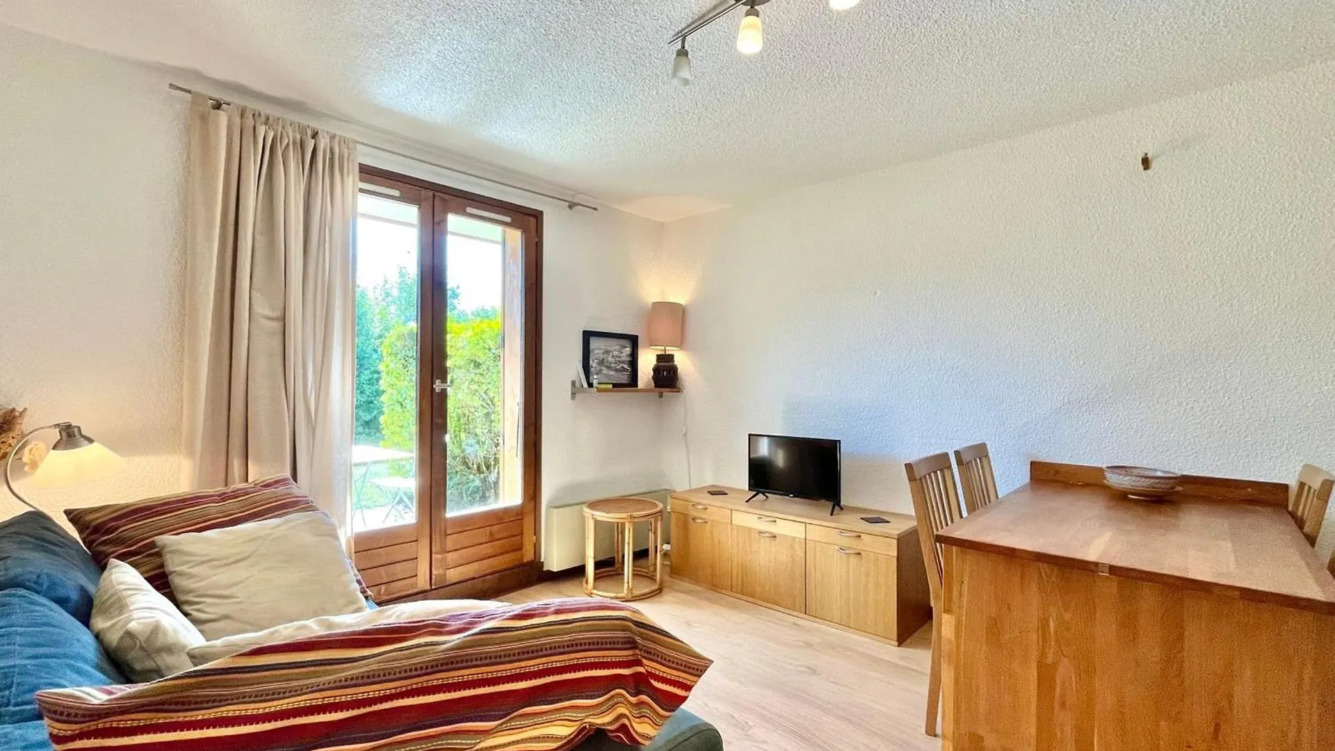 Studio With South Facing Terrace In Demi-Quartier Apartmán