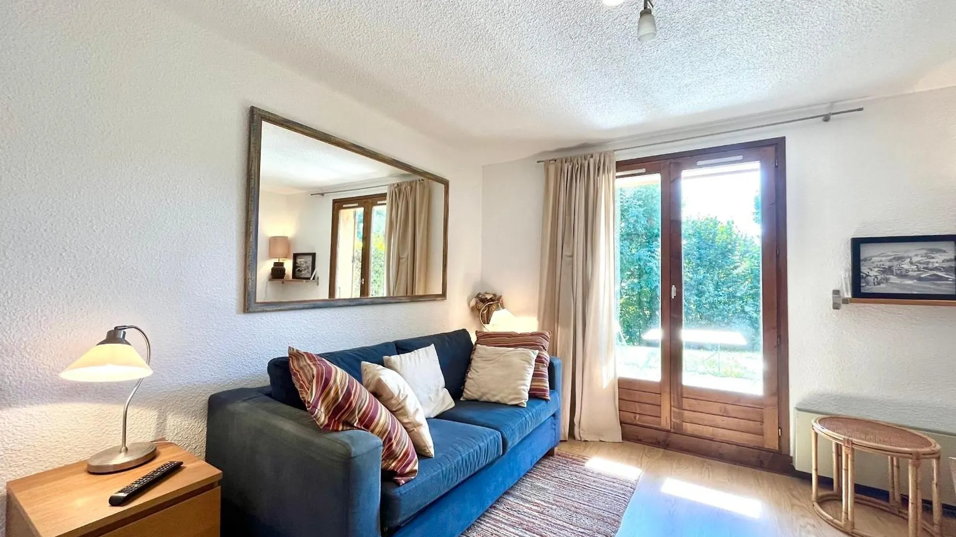 Studio With South Facing Terrace In Demi-Quartier 0*,  Francie