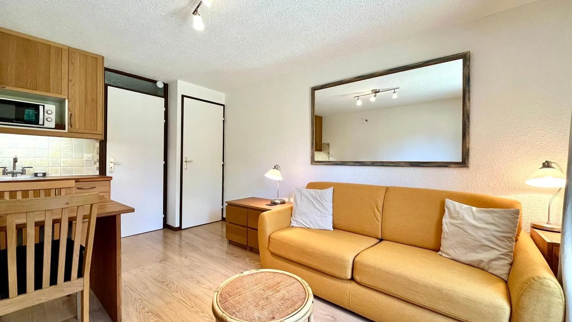 Studio With South Facing Terrace In Demi-Quartier Francie
