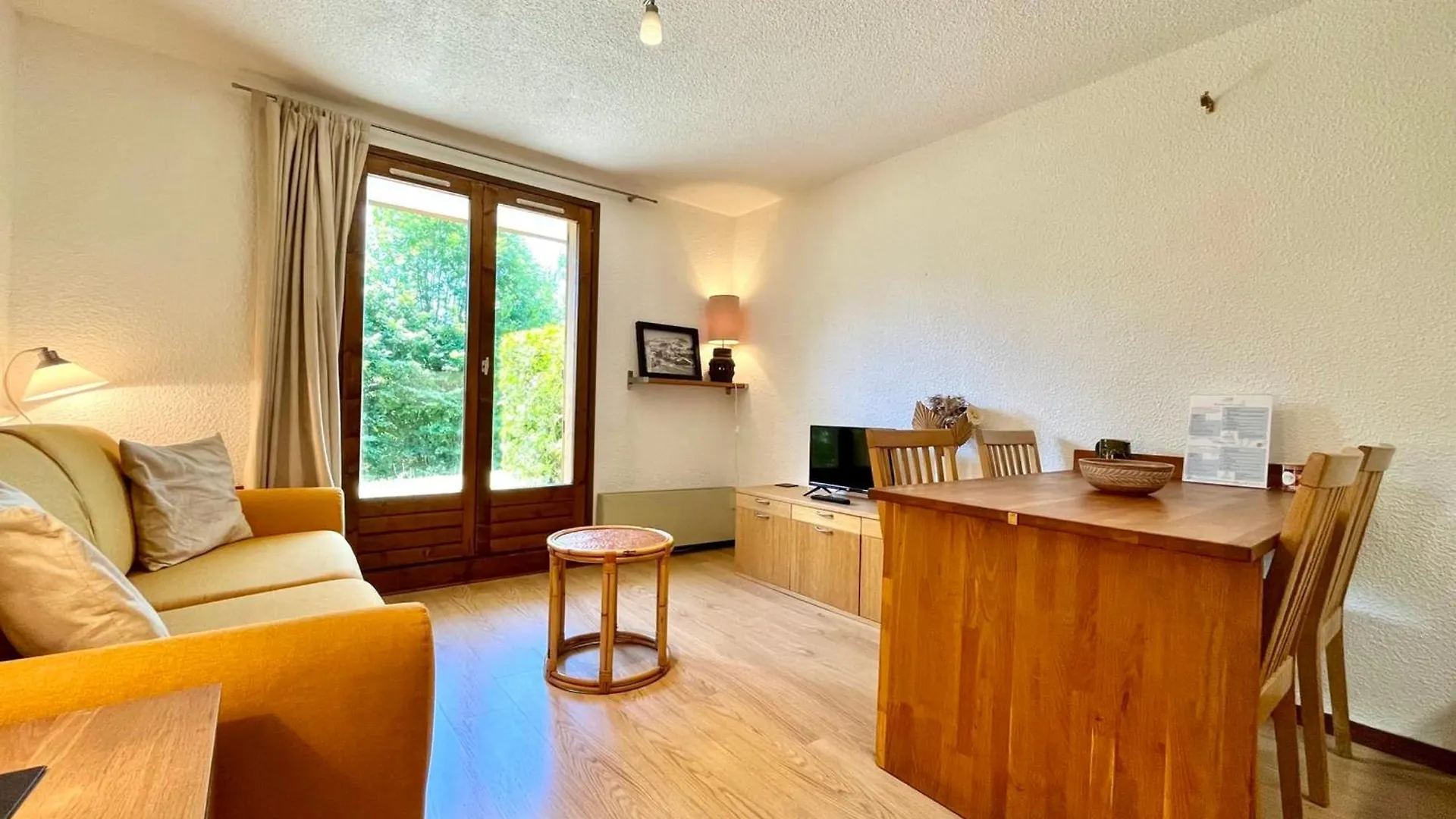 Studio With South Facing Terrace In Demi-Quartier