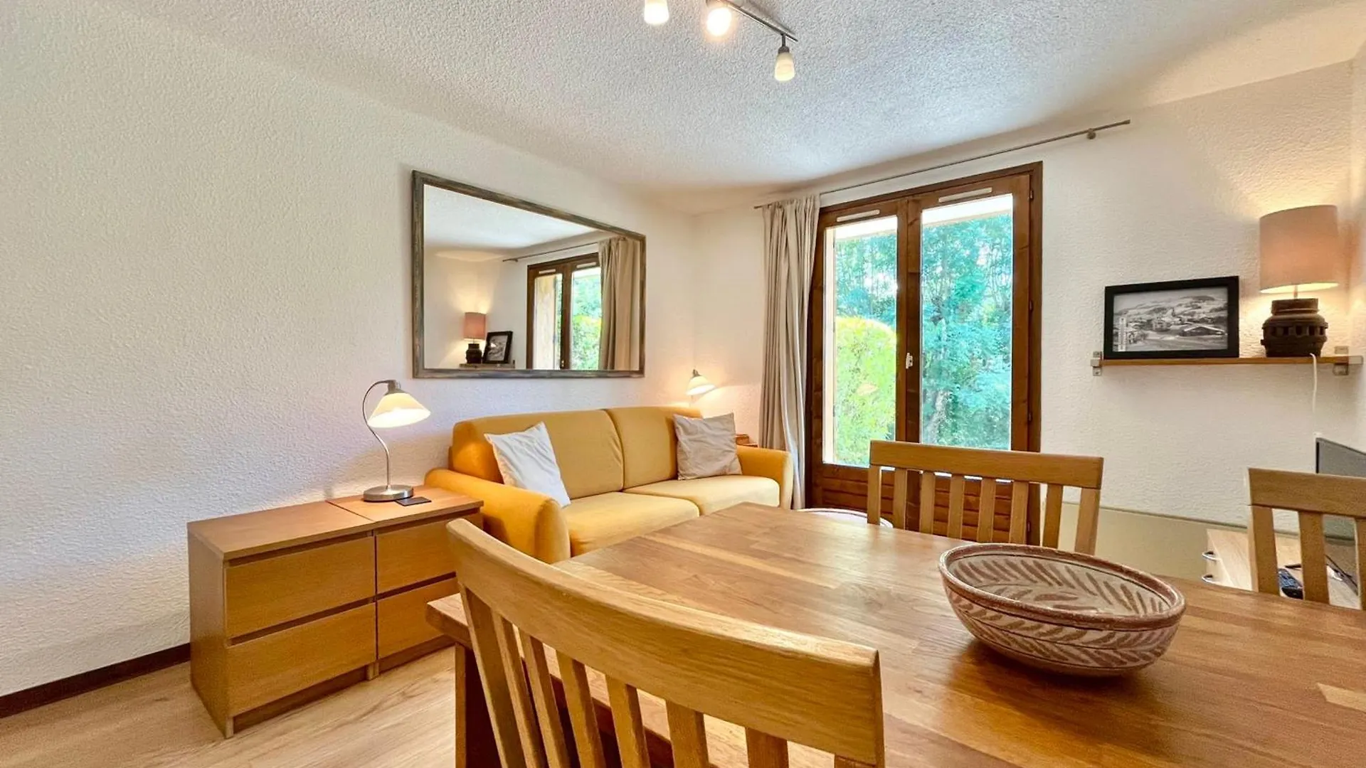 Studio With South Facing Terrace In Demi-Quartier Apartmán